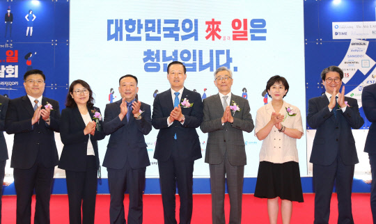 시민석 서울지방고용노동청장(왼쪽 세번째), 김도진 기업은행장(왼쪽 네 번째), 이상한 한성대학교 총장(왼쪽 다섯 번째)이 'IBK 來일 채용박람회'에 참석해 기념촬영 하고 있다.(사진=기업은행)